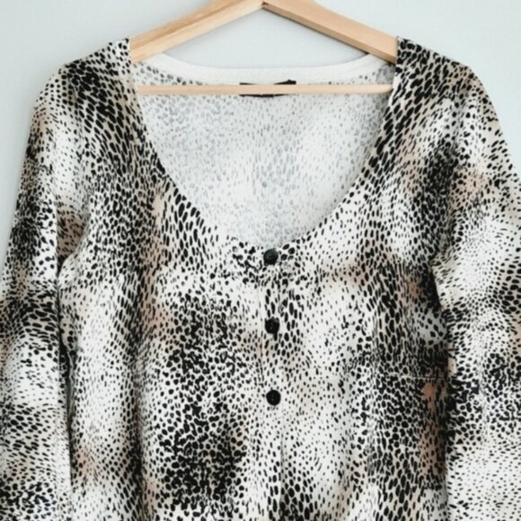 LINDA MATTHEWS Fine Knit Button Front Cardigan Cheetah Animal Print Sz L - Picture 2 of 11